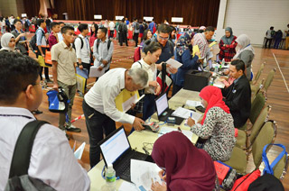 Some students and parents are completing the registration process for July Intake 2018 at MMU, Cyberjaya recently.