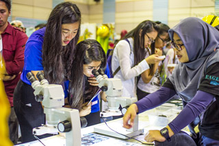 Get a hands-on learning experience at faculty showcases.