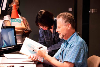 Students getting their copy of “Freehand Figure Drawing for Illustrators”signed by David H. Ross