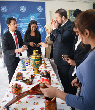 Apart from traditional costumes, students who visited the Embassy of the Russian Federation in Malaysia also had the opportunities to admire Russian traditional art pieces, souvenirs and ornaments