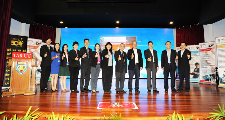 (from left) Assoc. Prof. Dr Yip Mum Wai, Associate Professor of FOET, Dr Lim Yee Mei, Associate Dean of FOCS, Dr Tan Hui Yin, Deputy Dean of FOAS, Assoc. Prof. Say Sok Kwan, Vice President of TAR UC, Assoc. Prof. Dr Lee Wah Pheng, Head of the Centre For Postgraduate Studies and Research (‘CPSR’), Ms. Lim Mei Shyan, Dean of FOCS,  Assoc Prof. Dr Ng Swee Chin, Vice President of TAR UC, Datuk Dr Tan Chik Heok, President of TAR UC, Nik Naharudin Mohd Nasir, Head of IHL Development, Malaysia Digital Economy Corporation (‘MDEC’), Dato’ Yap Kuak Fong, Member of the Board of Governors of TAR UC and President of TARCian Alumni Association (‘TAA’), Tan Sri Dato’ Sri Barry Goh, TAA Honorary Advisor, and Dato’ Chan Wah Kiang, Deputy President of TAA, posing for a group photograph at the I2 Hub launching ceremony.