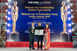 Leong Hoy Yoke receiving his award and certificate from Principal Tatsun Hoi and YB Puan Hannah Yeoh