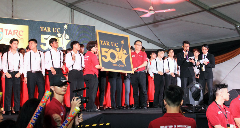 Prof Ir Dr Lee (on stage, first row, right) holding the TAR UC 50th Anniversary logo together with Assoc Prof Wong Hwa Kiong (on stage, first row, left), Dean of FAFB during the FAFB Odyssey of Excellence 2018 closing ceremony.