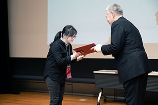 Chow Zen Lu receiving the Honourable Award and Medal for her project 'Treasure Harvest'