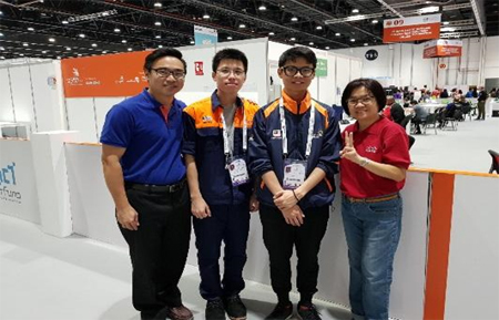 TAR UC students at the WorldSkills Competition 2017 (from left to right): Mr Liaw Chun Voon, Programme Leader, Department of Information and Communication Technology, Jeffrey Ting Ming Yeong, Teoh Jia Jun and Ms Chok Len Mooi, Deputy Dean of the Faculty of Computing and Information Technology.