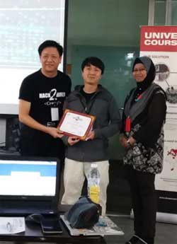 Bornluck Chong Tianler (centre), winner of the special prize in Mini Hack Challenge, C# Category, flanked by Mr Koay Kah Hoe (left), Principal Consultant, Dream Catcher Consulting Sdn Bhd (left), the organiser, and Cik Khairul Mazwan (right), Program Manager, Community & Outreach, Malaysian Global Innovation & Creativity Centre (MaGIC).